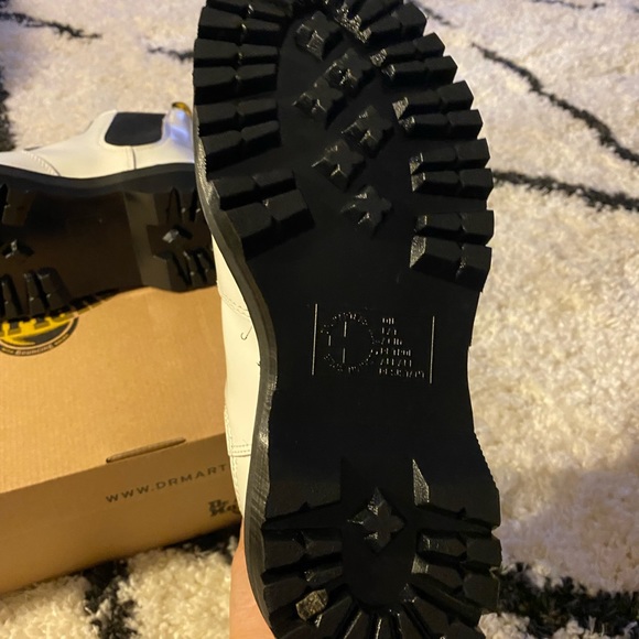 New Doc Martens white quad 2976 Chelsea boots size 7. - Picture 4 of 5